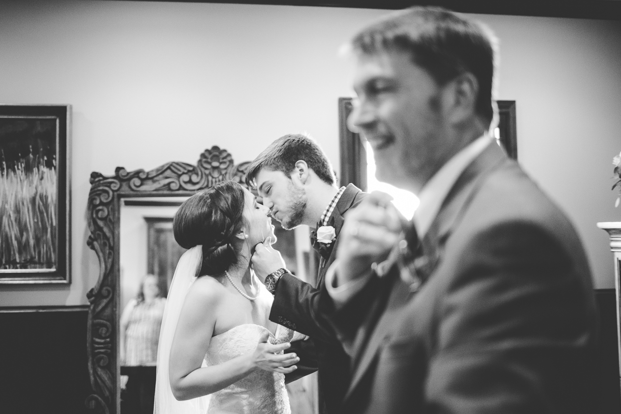 Wedding at Stan Jones Mallard Lodge - Arkansas Wedding Photographer - Julie and Zack - lissachandler.com -35