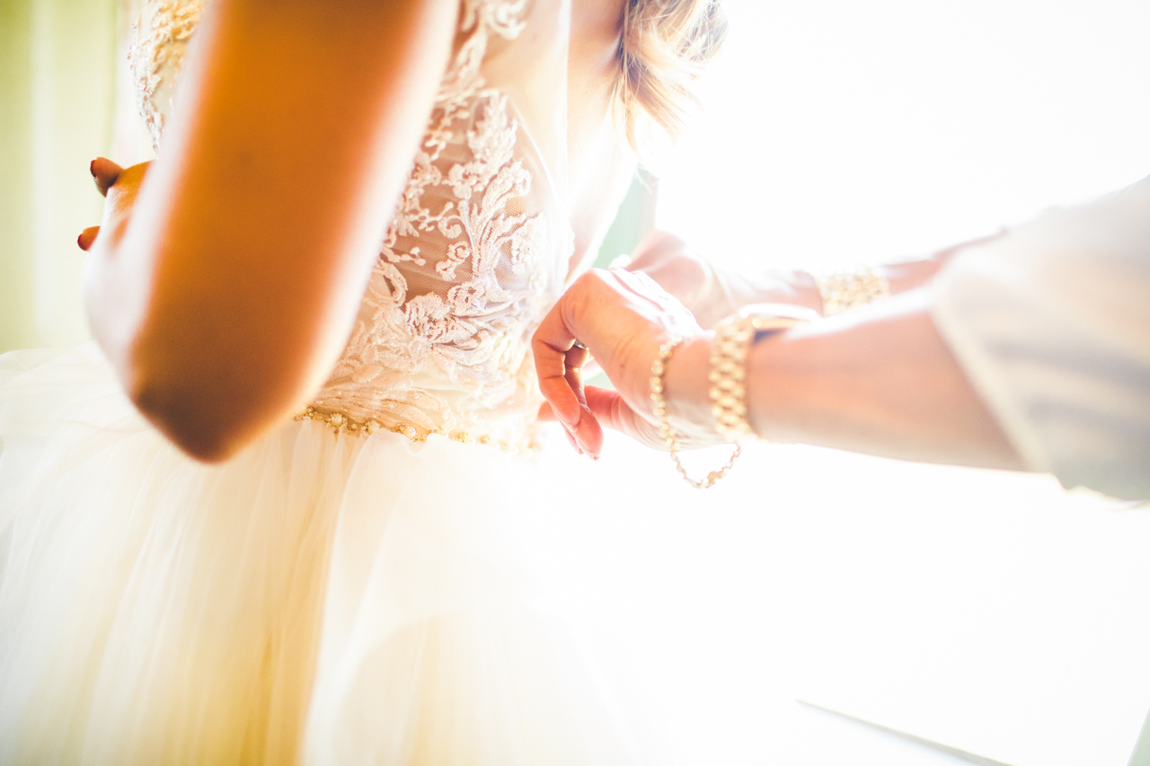 mother buttoning bride's dress on wedding day, arkansas wedding photographer, lissa chandler photography 