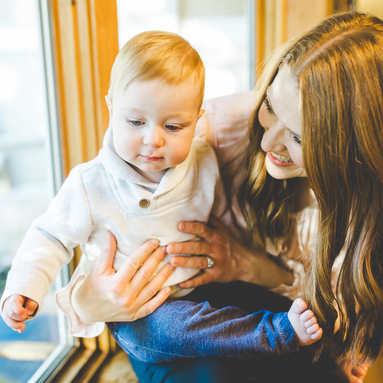 mom and baby sitting in window seat, fayetteville ar family photographer 