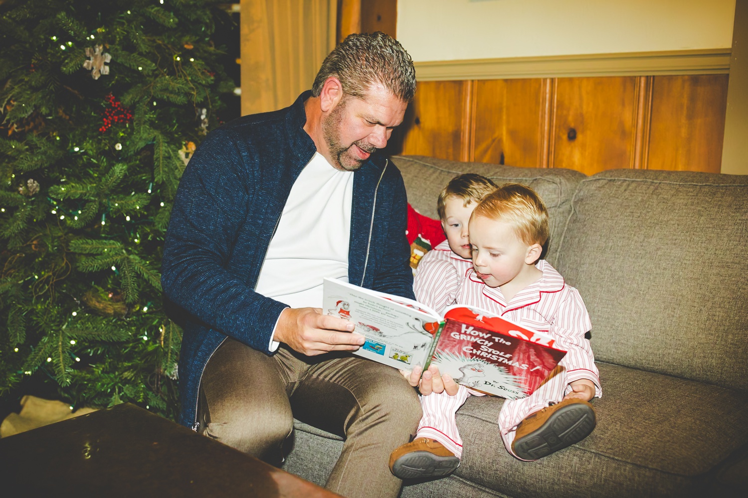 Nineties Aesthetic Christmas Family Photos at Big Cedar Lodge