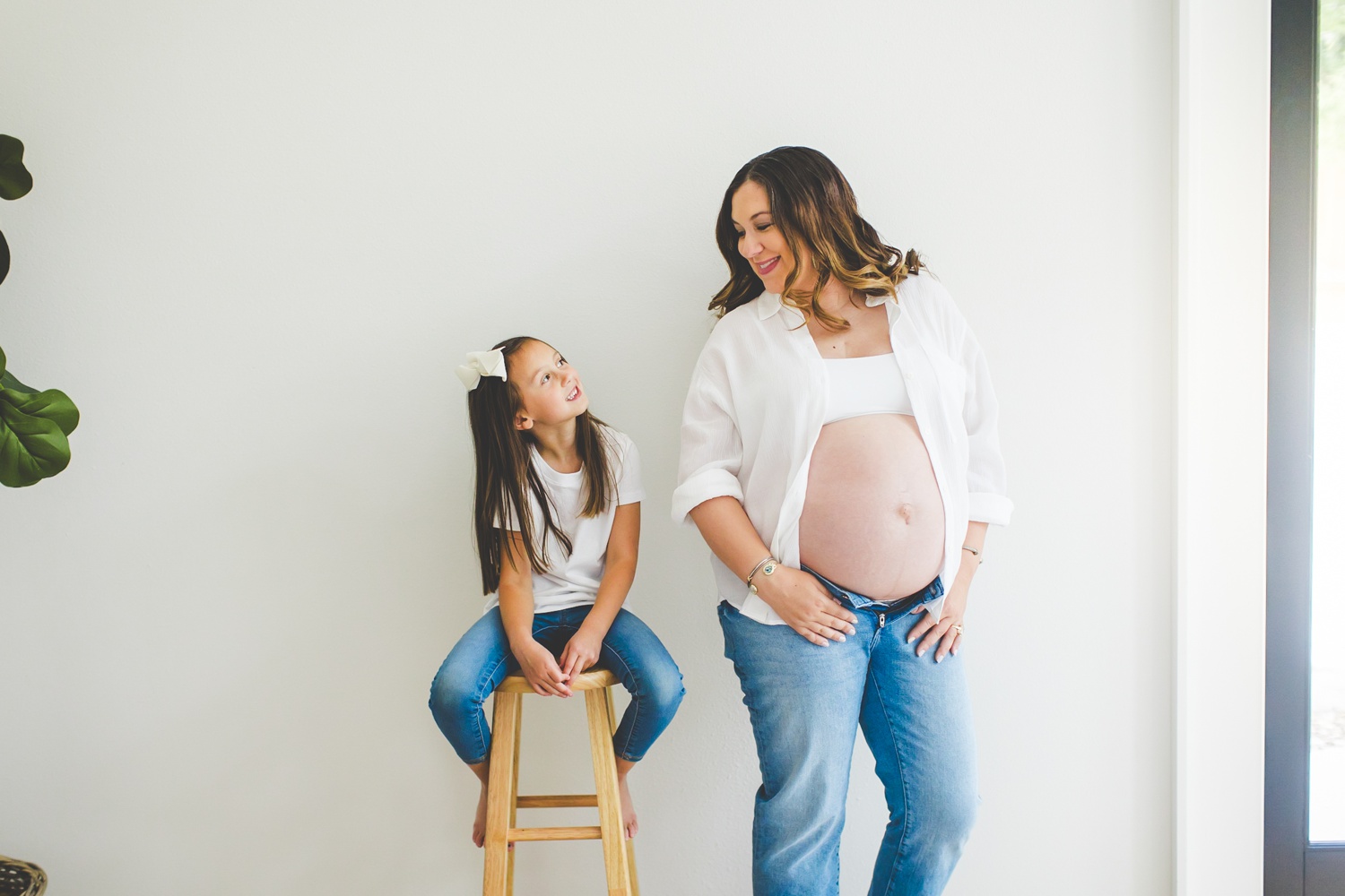 relaxed lifestyle maternity photographs in Northwest Arkansas