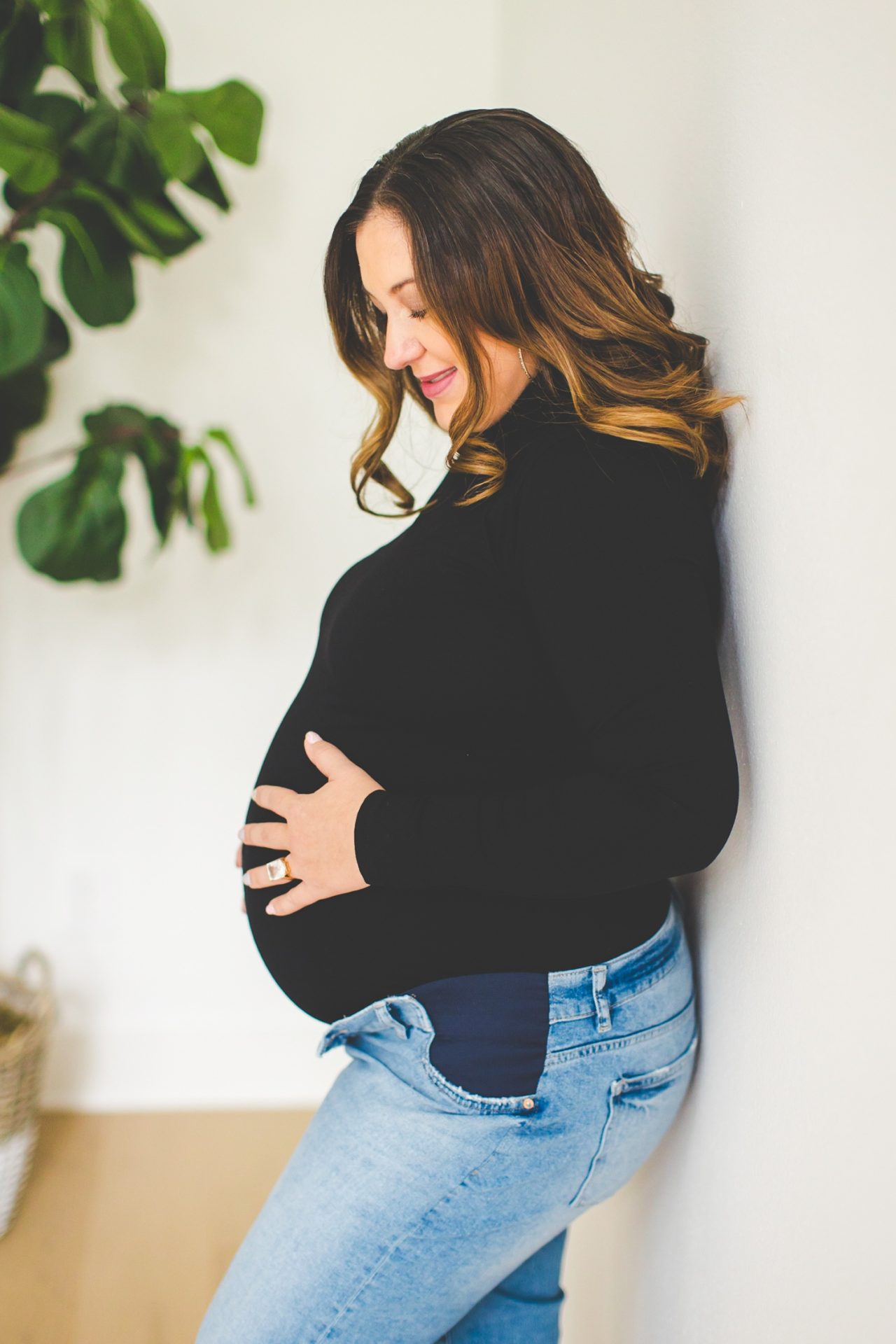 minimalist maternity photographs in Northwest Arkansas by Lissa Chandler 