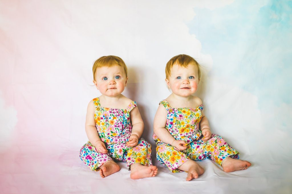 cute family photographs with twins, nwa family photographs by Lissa Chandler