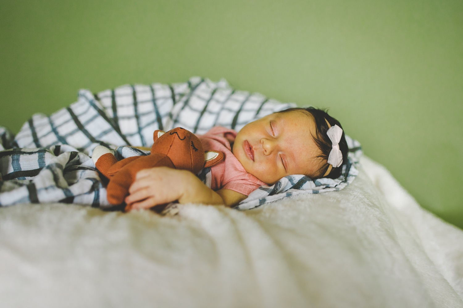 cozy newborn photographs in fayetteville Arkansas by Lissa Chandler