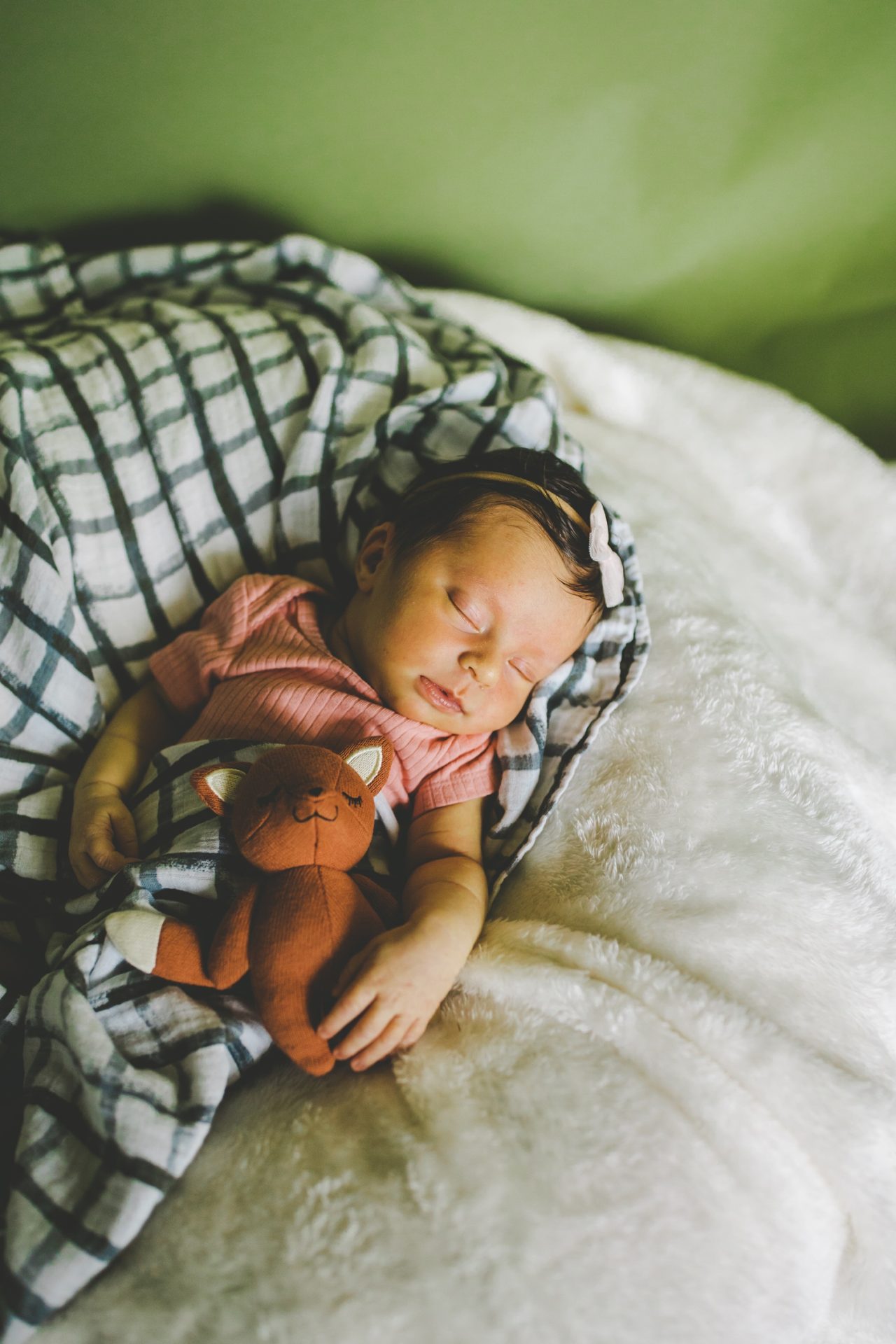 cozy newborn photographs in fayetteville Arkansas by Lissa Chandler