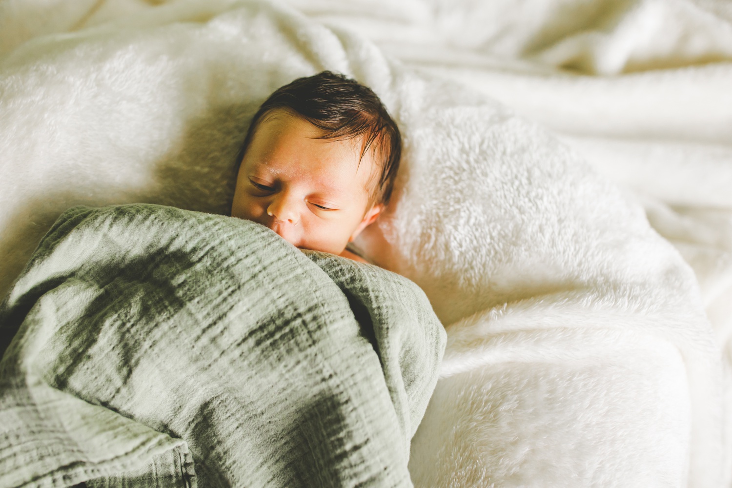 sweet lifestyle newborn photos in fayetteville Arkansas by Lissa Chandler 