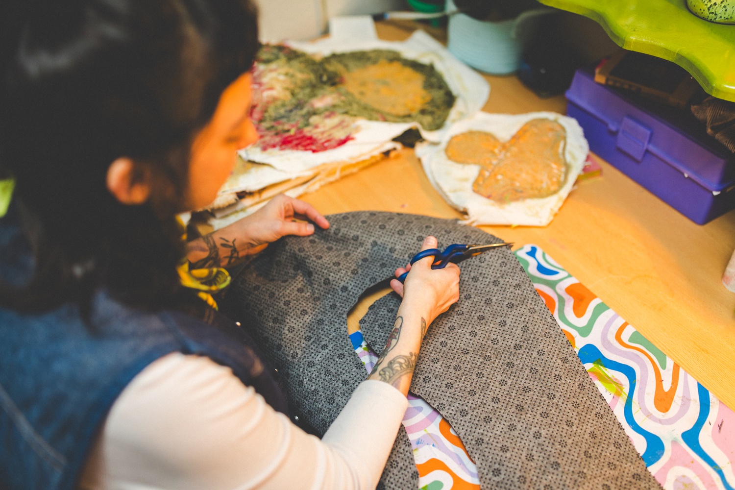 hot gluing rug backing onto pizza rug, rug tufting artist in arkansas 