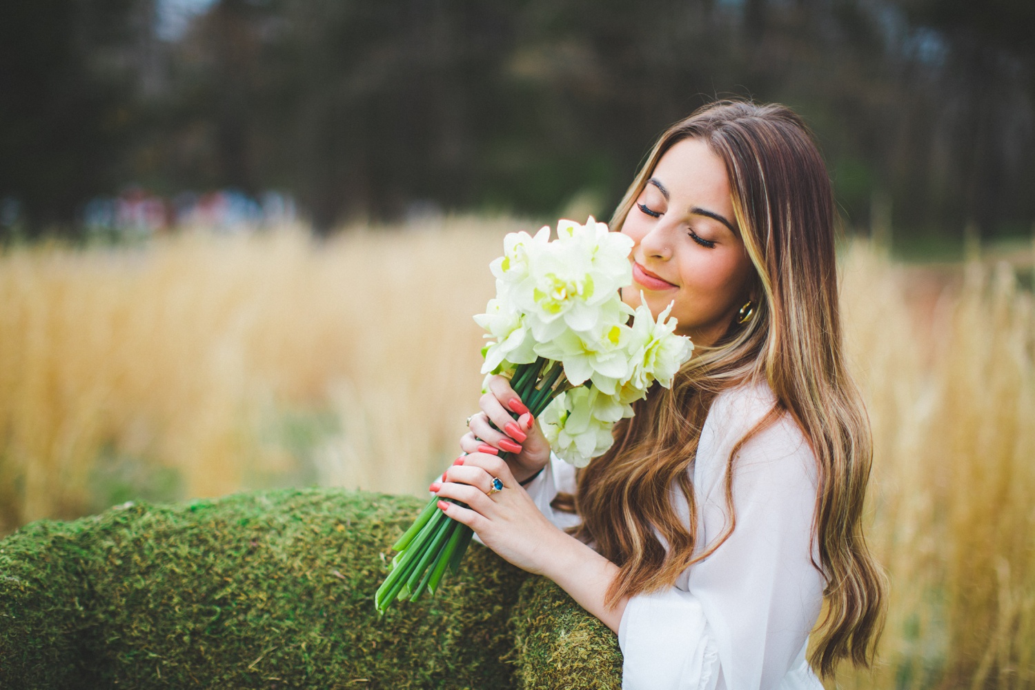 senior photographs with daffodils 