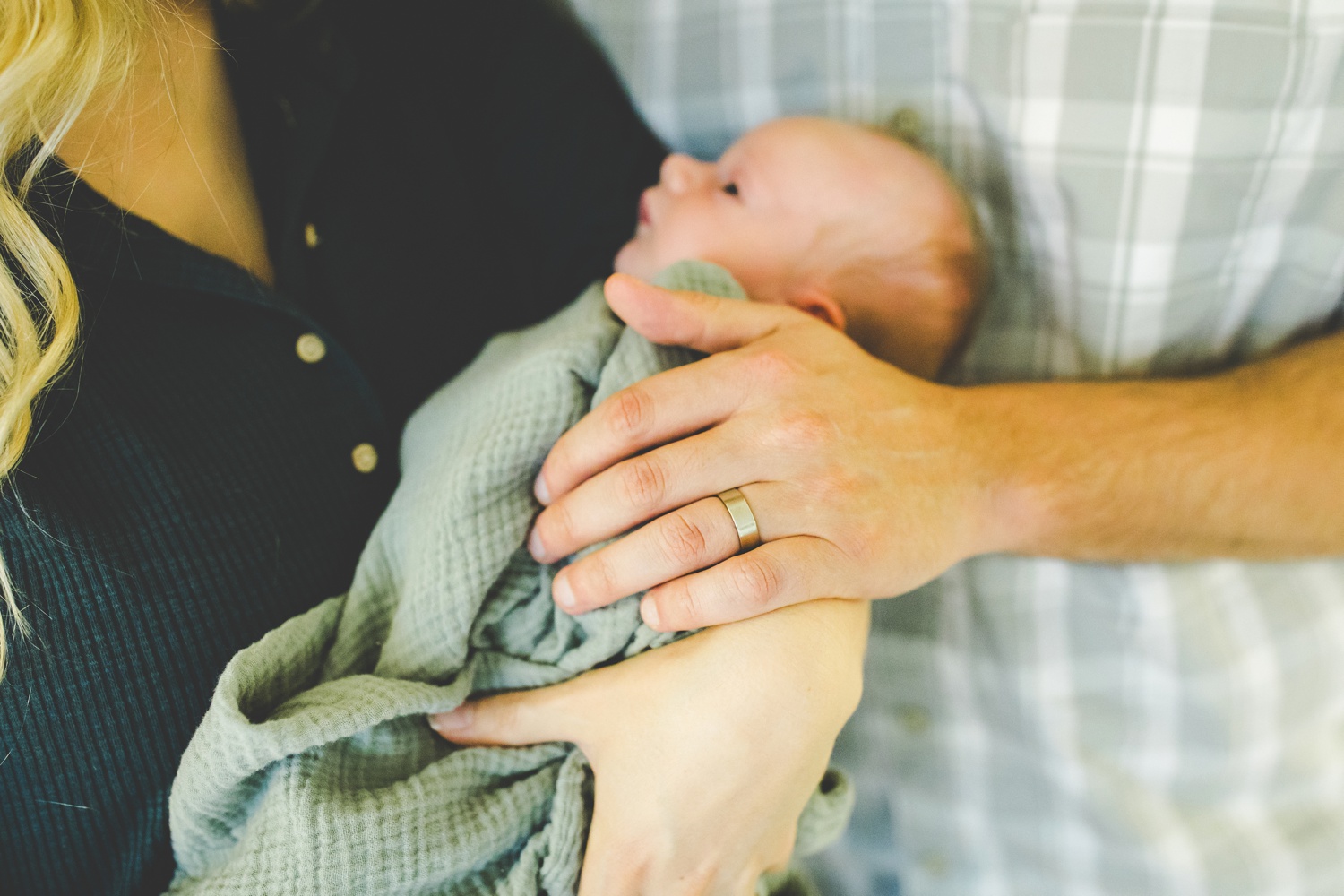 Colorful Family Newborn Photos in Northwest Arkansas by Lissa Chandler 